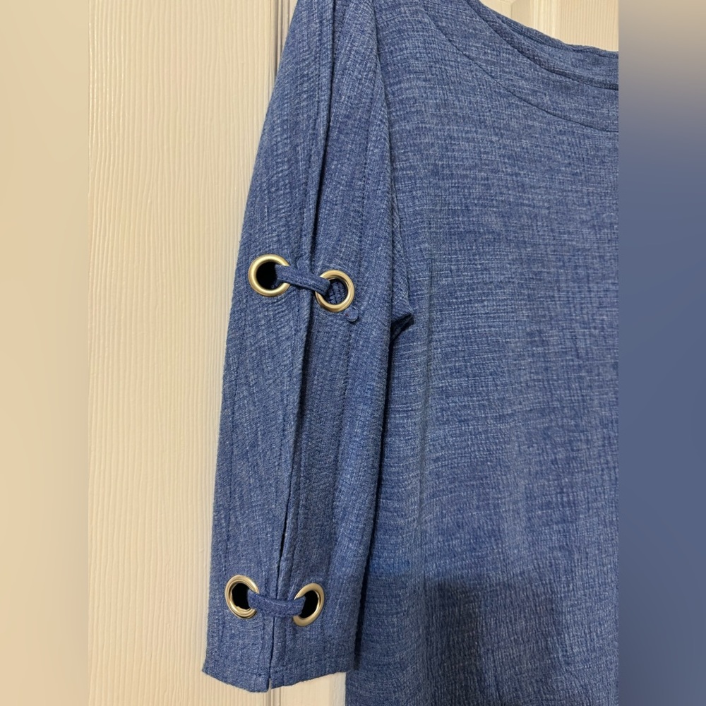 Stylish link-sleeve blouse. Blue. Womens medium